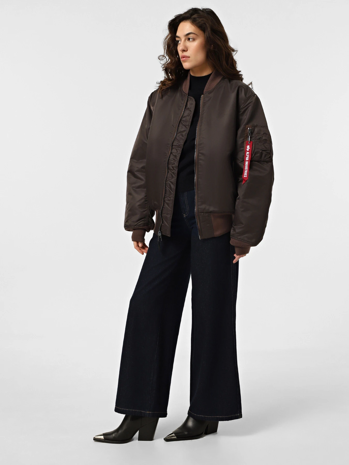 Куртки та дублянки Alpha Industries Ma-1 модель MJM21000C1_218 Куртки та дублянки Alpha Industries Ma-1 модель MJM21000C1_218 Фото