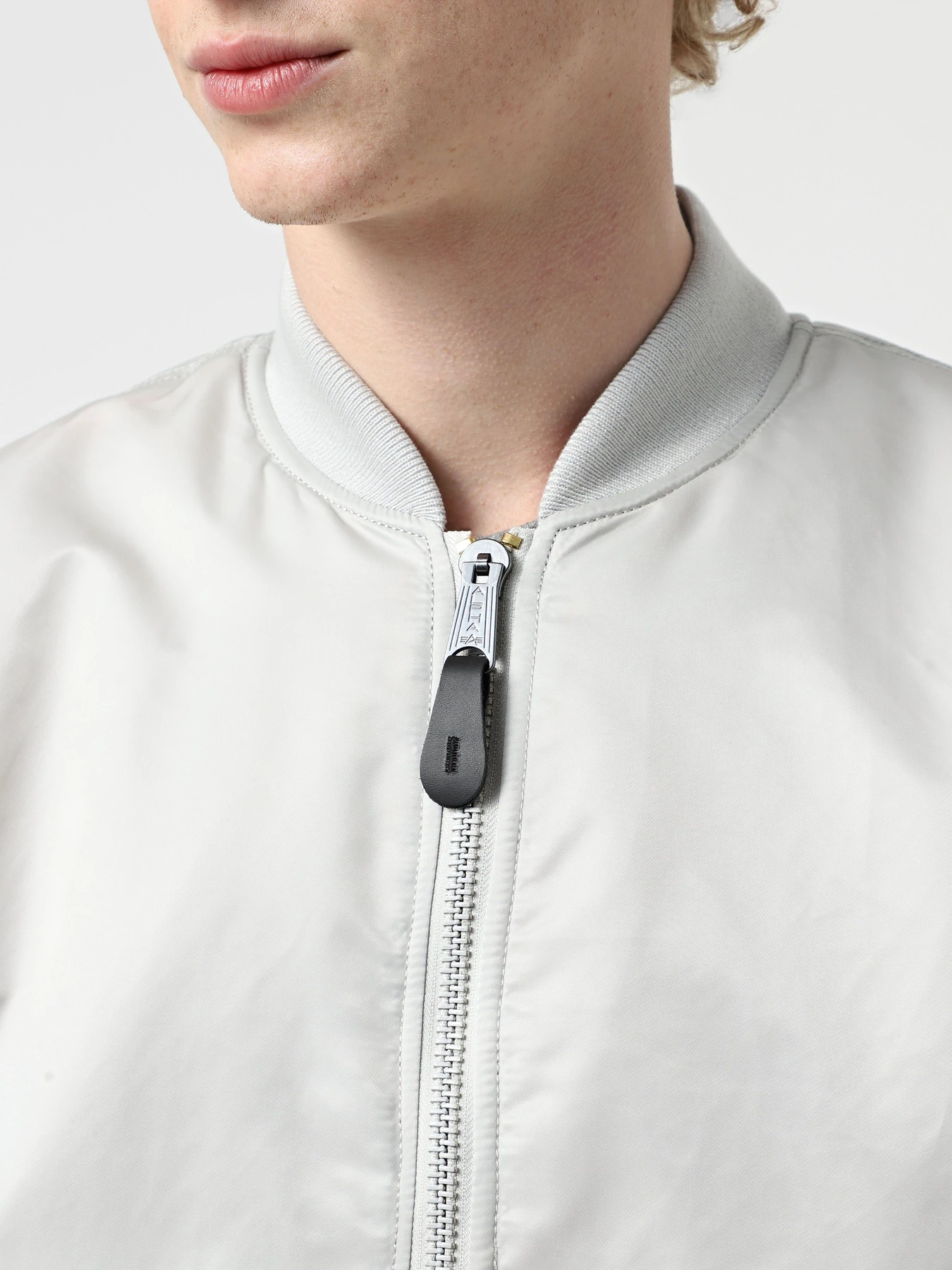 Куртки та дублянки Alpha Industries Ma-1 Flight модель MJM21000C1_067 Куртки та дублянки Alpha Industries Ma-1 Flight модель MJM21000C1_067 Фото