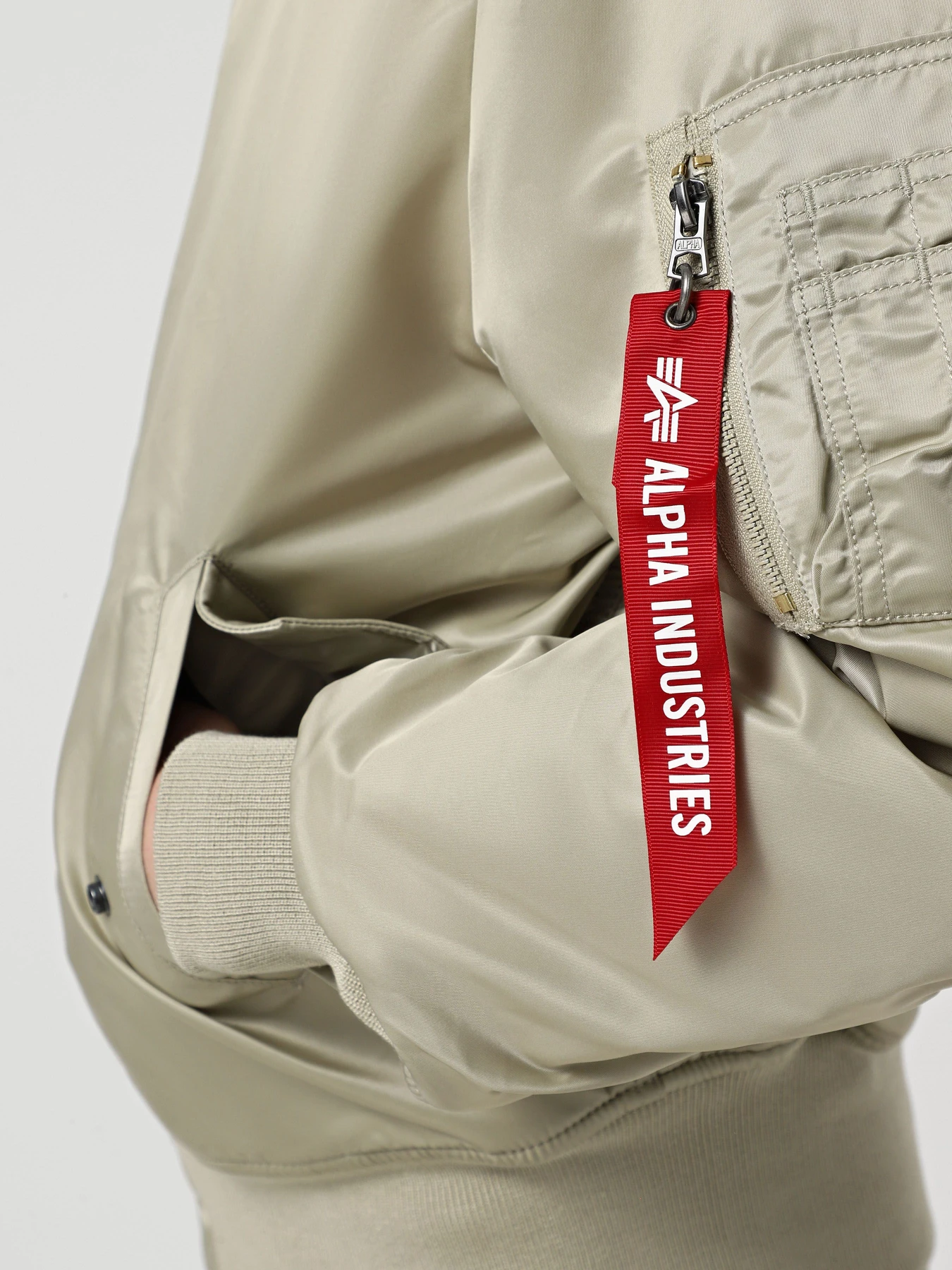 Куртки та дублянки Alpha Industries ALPHA MA-1 FLIGHT JACKET модель MJM21000C1_369 Куртки та дублянки Alpha Industries ALPHA MA-1 FLIGHT JACKET модель MJM21000C1_369 Фото