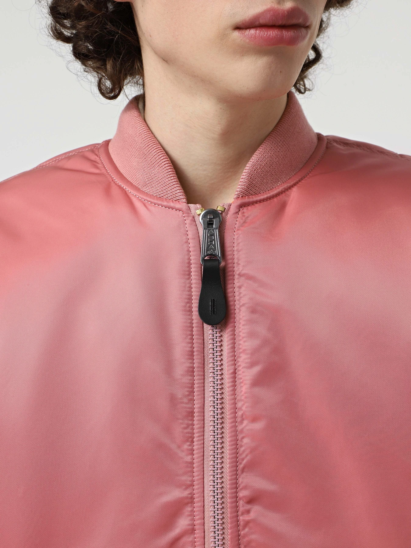 Куртки и дубленки Alpha Industries ALPHA MA-1 FLIGHT JACKET модель MJM21000C1_652 Фото