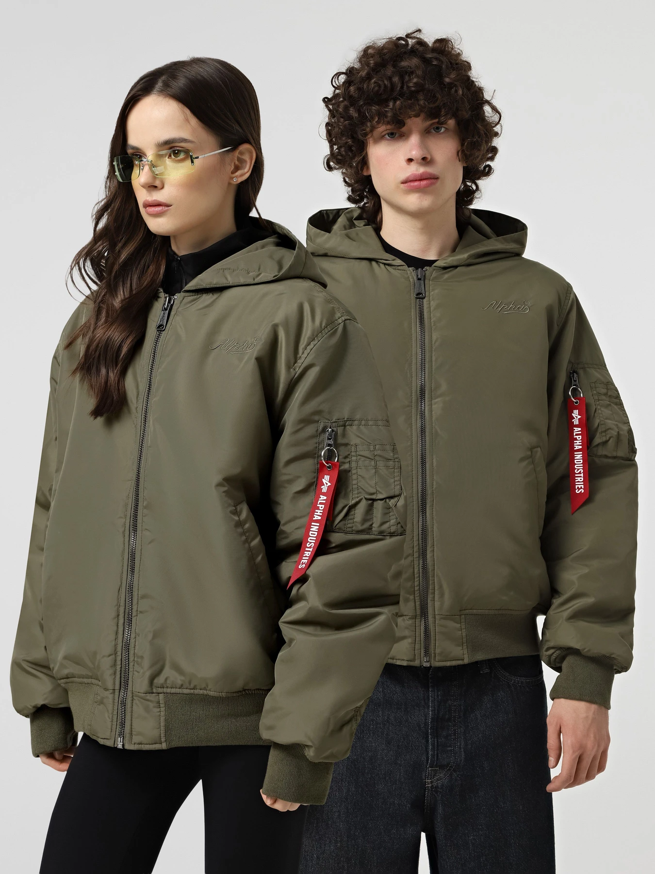 Куртки та дублянки Alpha Industries MA-1 HOODED LOGO OXFORD FLIGHT модель MJM55511C1_359 Куртки та дублянки Alpha Industries MA-1 HOODED LOGO OXFORD FLIGHT модель MJM55511C1_359 Фото