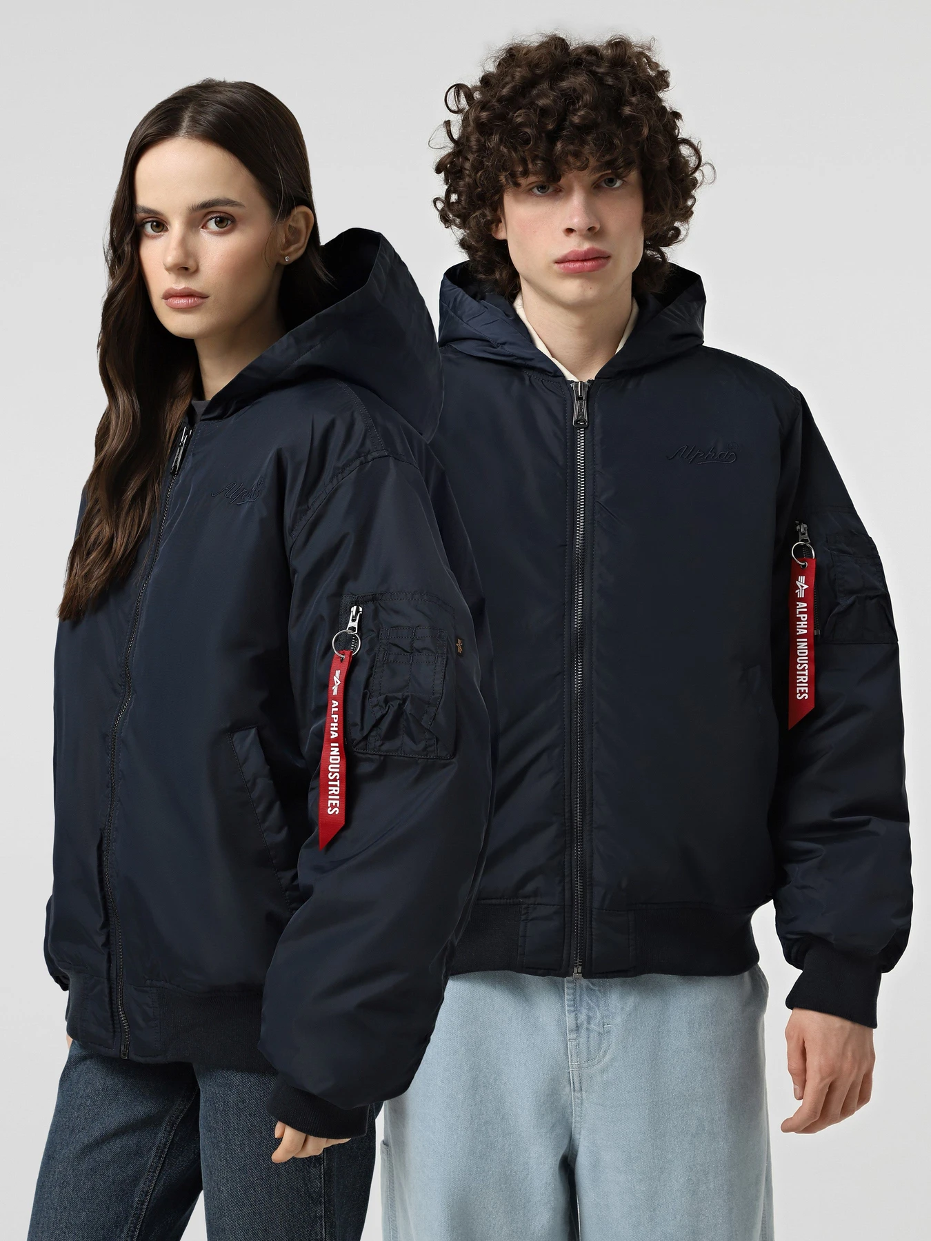 Куртки и дубленки Alpha Industries MA-1 HOODED LOGO OXFORD FLIGHT модель MJM55511C1_410 Куртки и дубленки Alpha Industries MA-1 HOODED LOGO OXFORD FLIGHT модель MJM55511C1_410 Фото