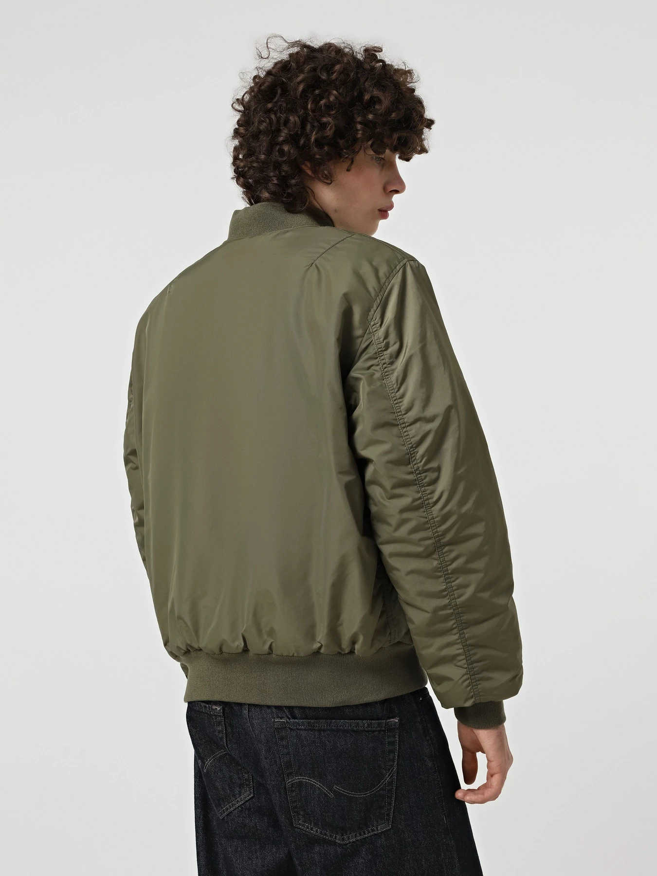 Куртки и дубленки Alpha Industries MA-1 LOGO OXFORD FLIGHT JACKET модель MJM55513C1_359 Куртки и дубленки Alpha Industries MA-1 LOGO OXFORD FLIGHT JACKET модель MJM55513C1_359 Фото