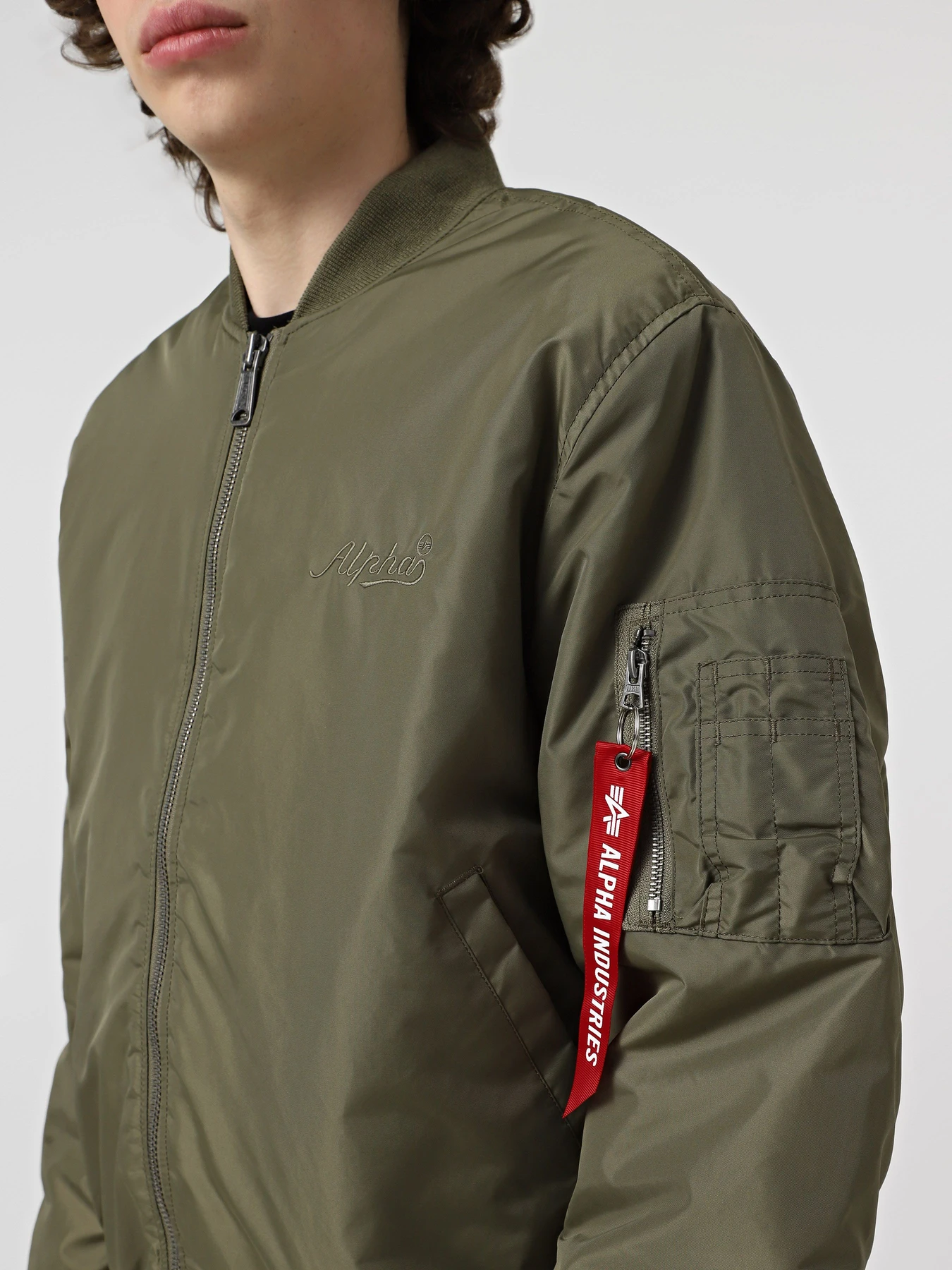 Куртки и дубленки Alpha Industries MA-1 LOGO OXFORD FLIGHT JACKET модель MJM55513C1_359 Куртки и дубленки Alpha Industries MA-1 LOGO OXFORD FLIGHT JACKET модель MJM55513C1_359 Фото