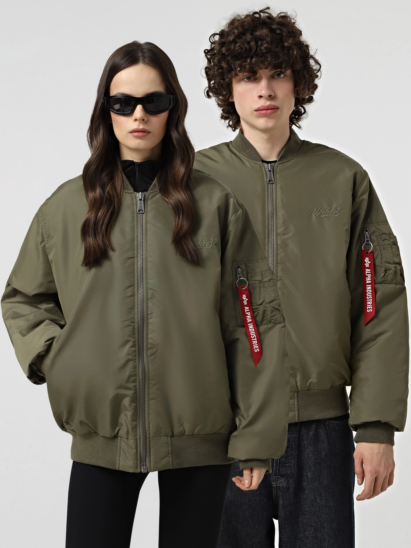 Куртки и дубленки Alpha Industries MA-1 LOGO OXFORD FLIGHT JACKET модель MJM55513C1_359 Куртки и дубленки Alpha Industries MA-1 LOGO OXFORD FLIGHT JACKET модель MJM55513C1_359 Фото