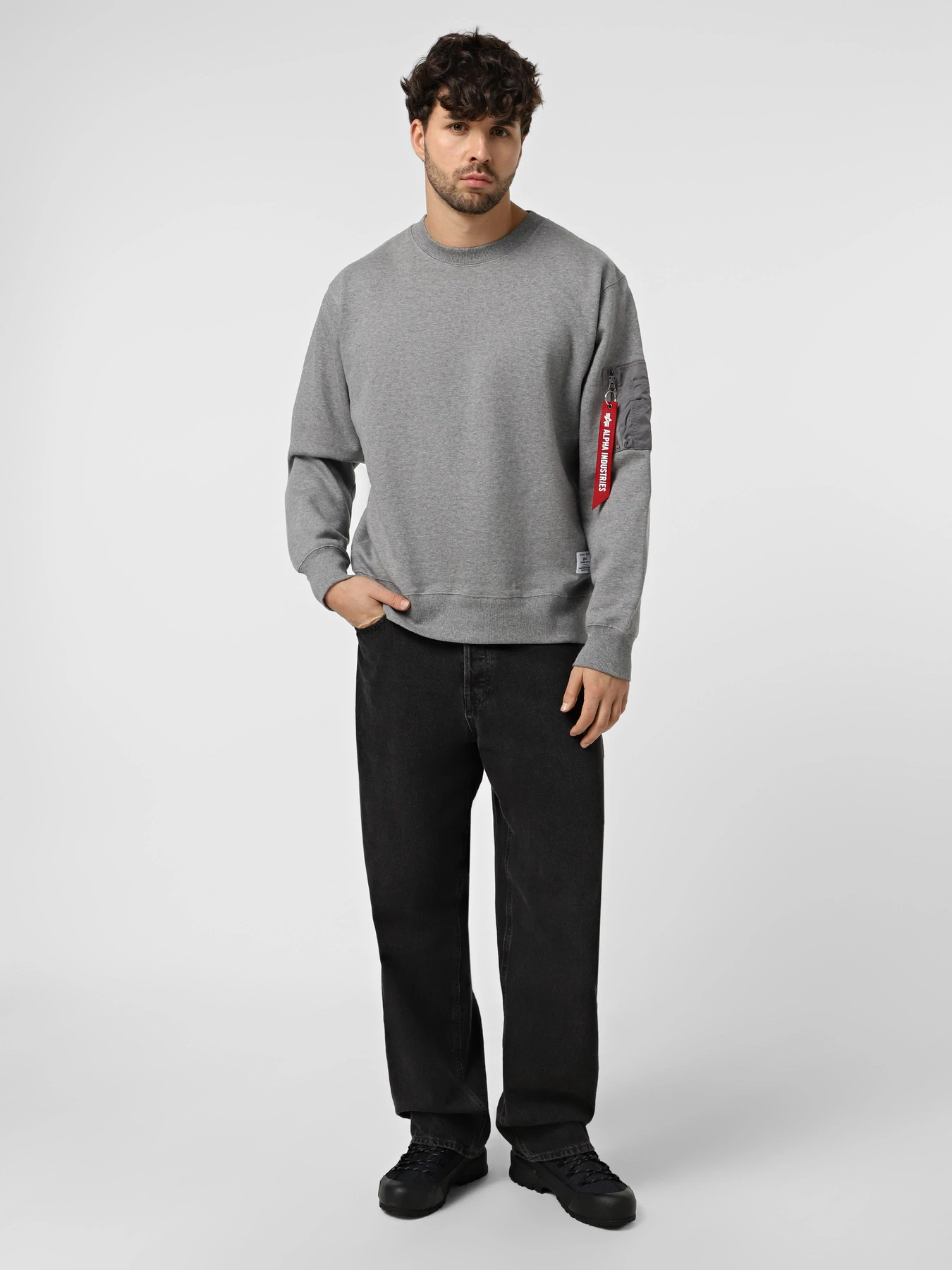 Худи и свитшоты Alpha Industries UTILITY POCKET CREWNECK модель USU55501C1_063 Худи и свитшоты Alpha Industries UTILITY POCKET CREWNECK модель USU55501C1_063 Фото
