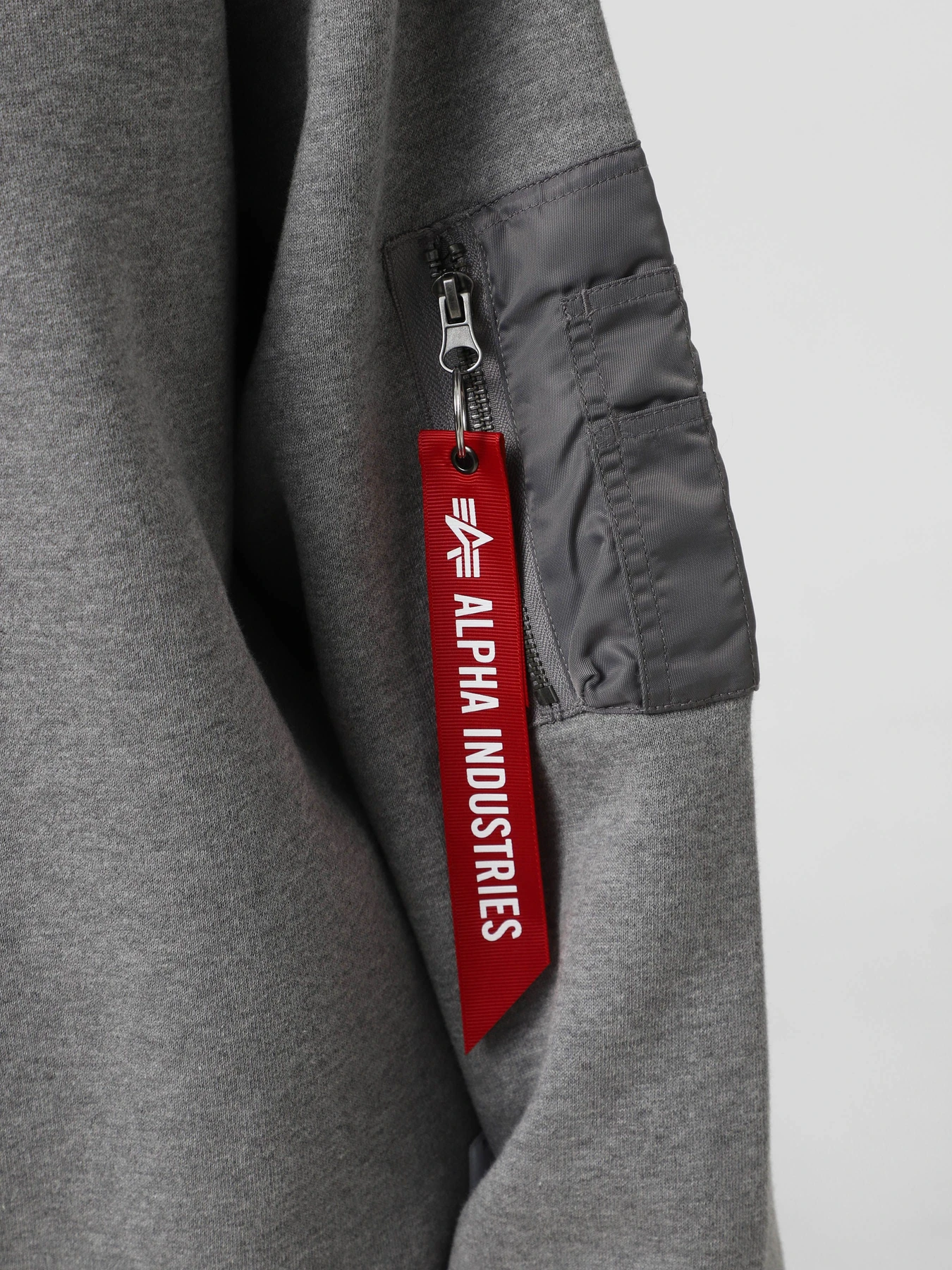 Худи и свитшоты Alpha Industries UTILITY POCKET CREWNECK модель USU55501C1_063 Худи и свитшоты Alpha Industries UTILITY POCKET CREWNECK модель USU55501C1_063 Фото