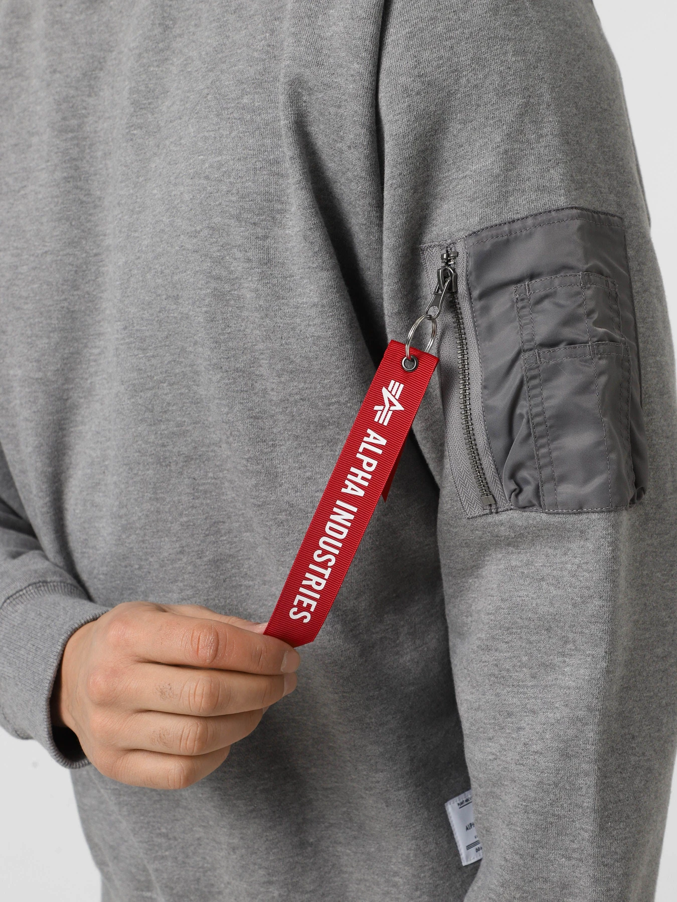 Худи и свитшоты Alpha Industries UTILITY POCKET CREWNECK модель USU55501C1_063 Худи и свитшоты Alpha Industries UTILITY POCKET CREWNECK модель USU55501C1_063 Фото