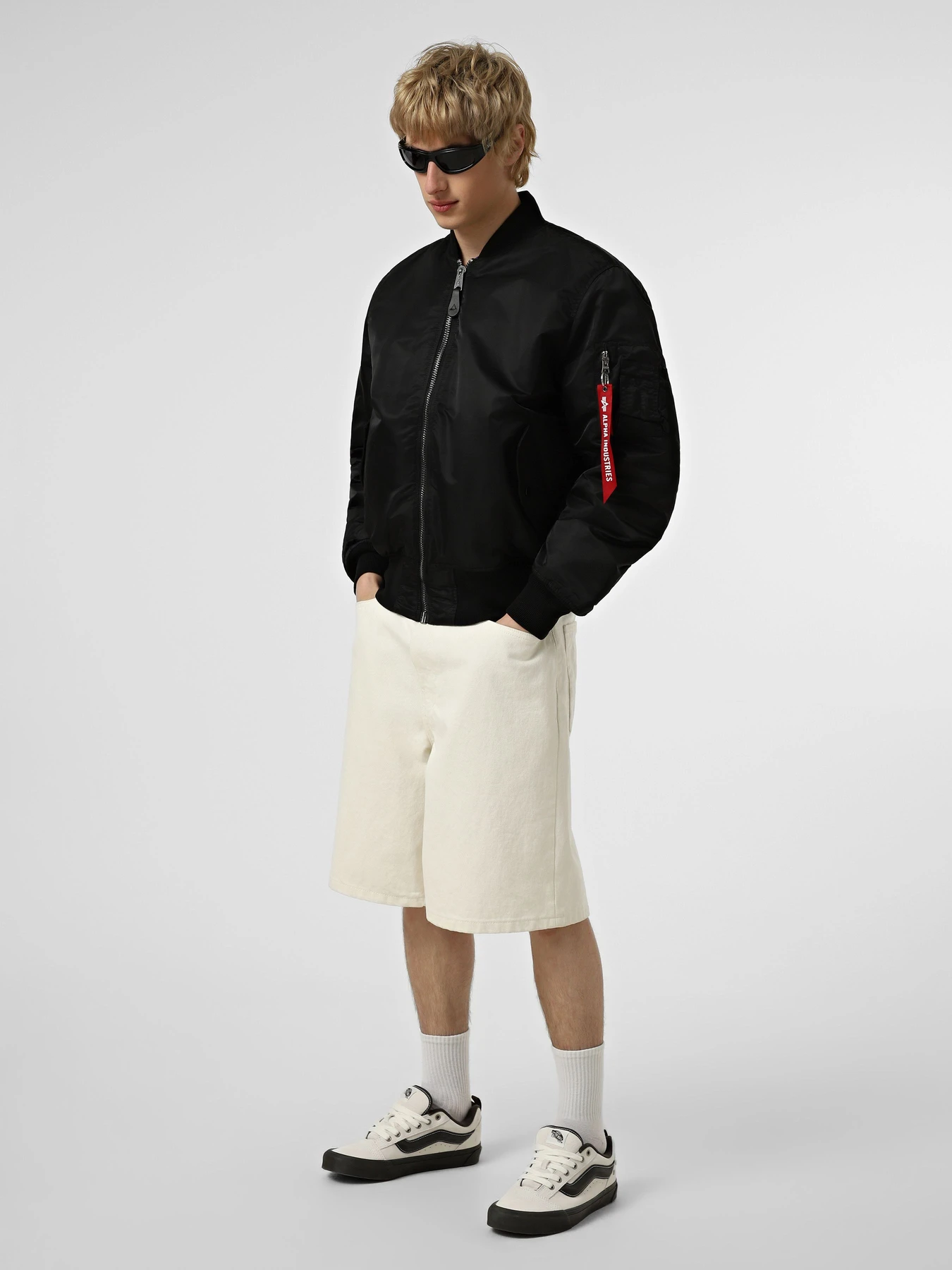 Куртки та дублянки Alpha Industries MA-1 W/GUN METAL LINING модель CJK52500C1_001 Куртки та дублянки Alpha Industries MA-1 W/GUN METAL LINING модель CJK52500C1_001 Фото