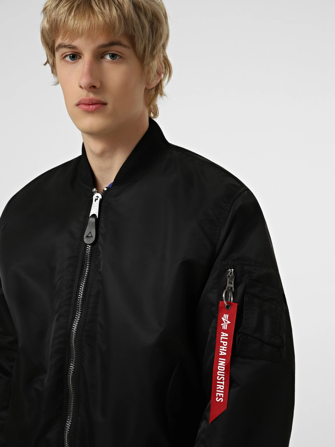 Куртки та дублянки Alpha Industries MA-1 W/GUN METAL LINING модель CJK52500C1_001 Куртки та дублянки Alpha Industries MA-1 W/GUN METAL LINING модель CJK52500C1_001 Фото