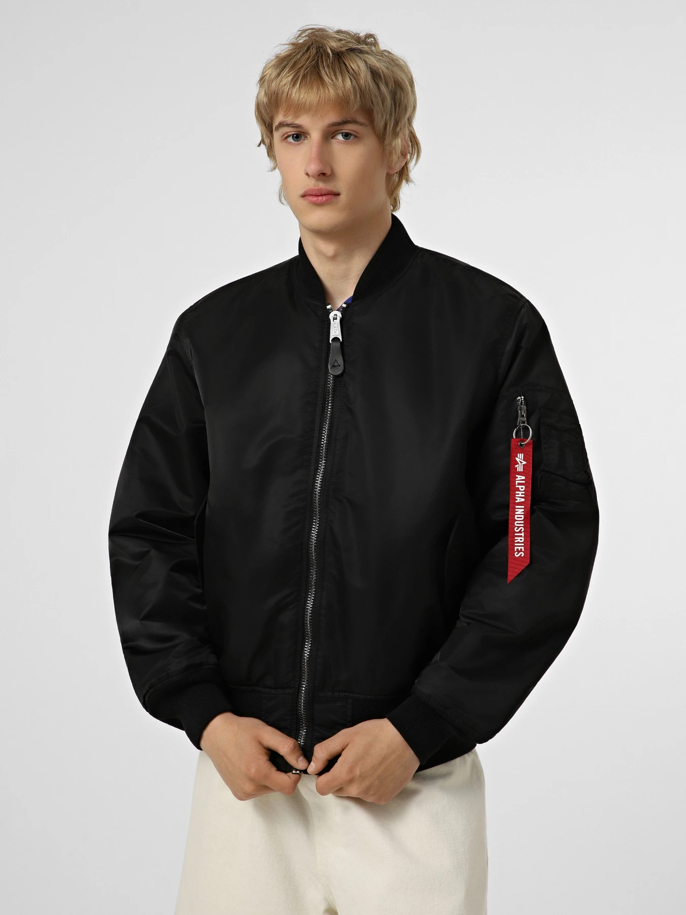 Куртки та дублянки Alpha Industries MA-1 W/GUN METAL LINING модель CJK52500C1_001 Куртки та дублянки Alpha Industries MA-1 W/GUN METAL LINING модель CJK52500C1_001 Фото