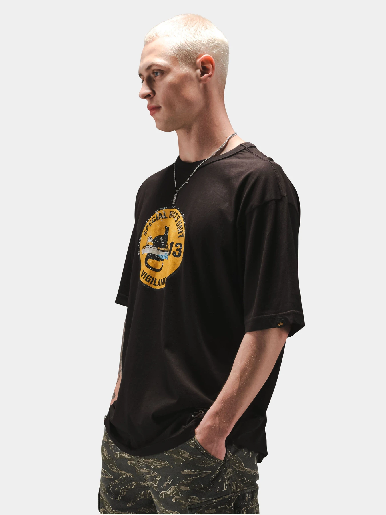 Футболки и поло Alpha Industries RELAXED BLACK CAT TEE модель UTO56000PK_001 Футболки и поло Alpha Industries RELAXED BLACK CAT TEE модель UTO56000PK_001 Фото