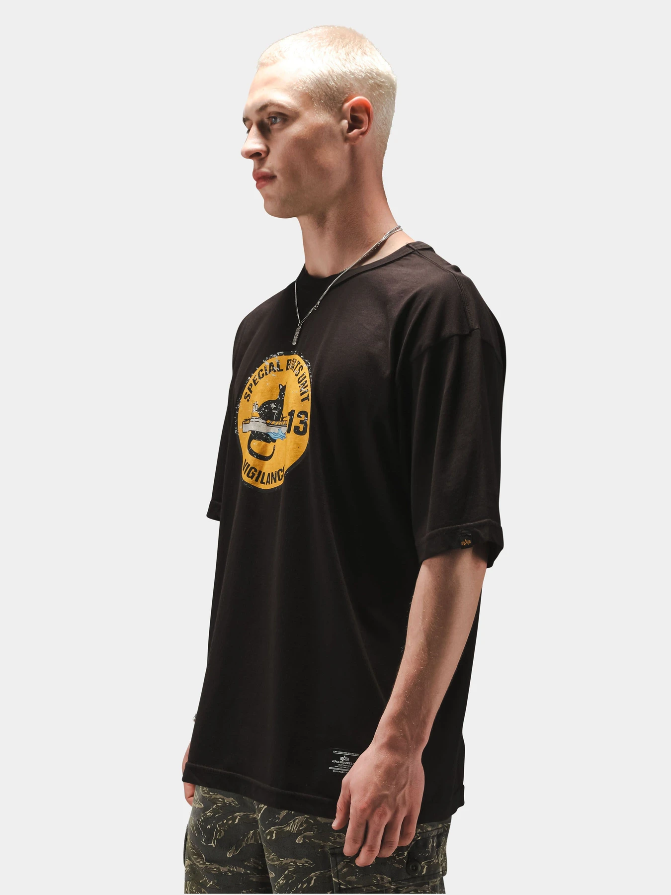 Футболки и поло Alpha Industries RELAXED BLACK CAT TEE модель UTO56000PK_001 Футболки и поло Alpha Industries RELAXED BLACK CAT TEE модель UTO56000PK_001 Фото