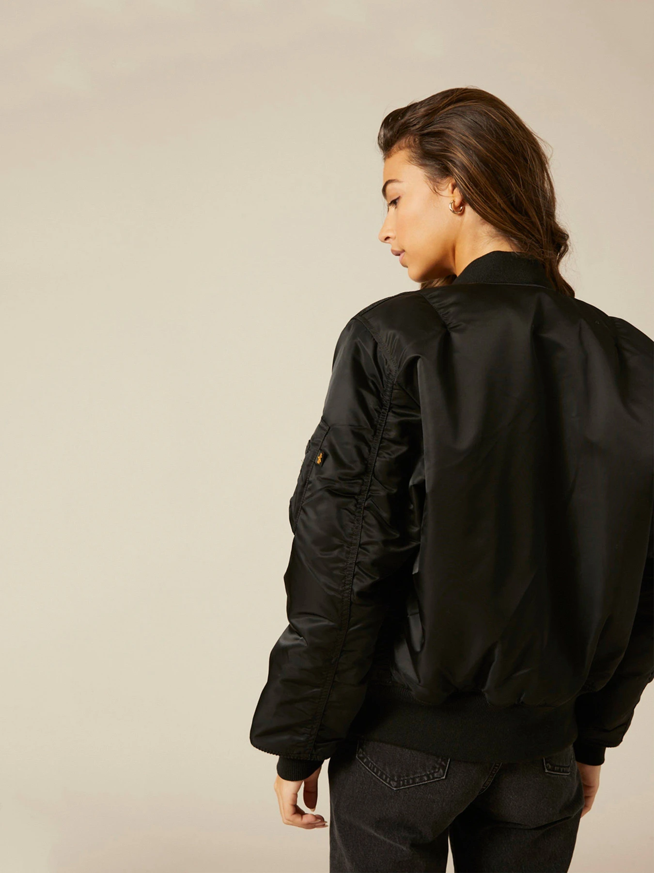 Куртки и дубленки Alpha Industries Ma-1 модель MJM21000C1_001 Куртки и дубленки Alpha Industries Ma-1 модель MJM21000C1_001 Фото