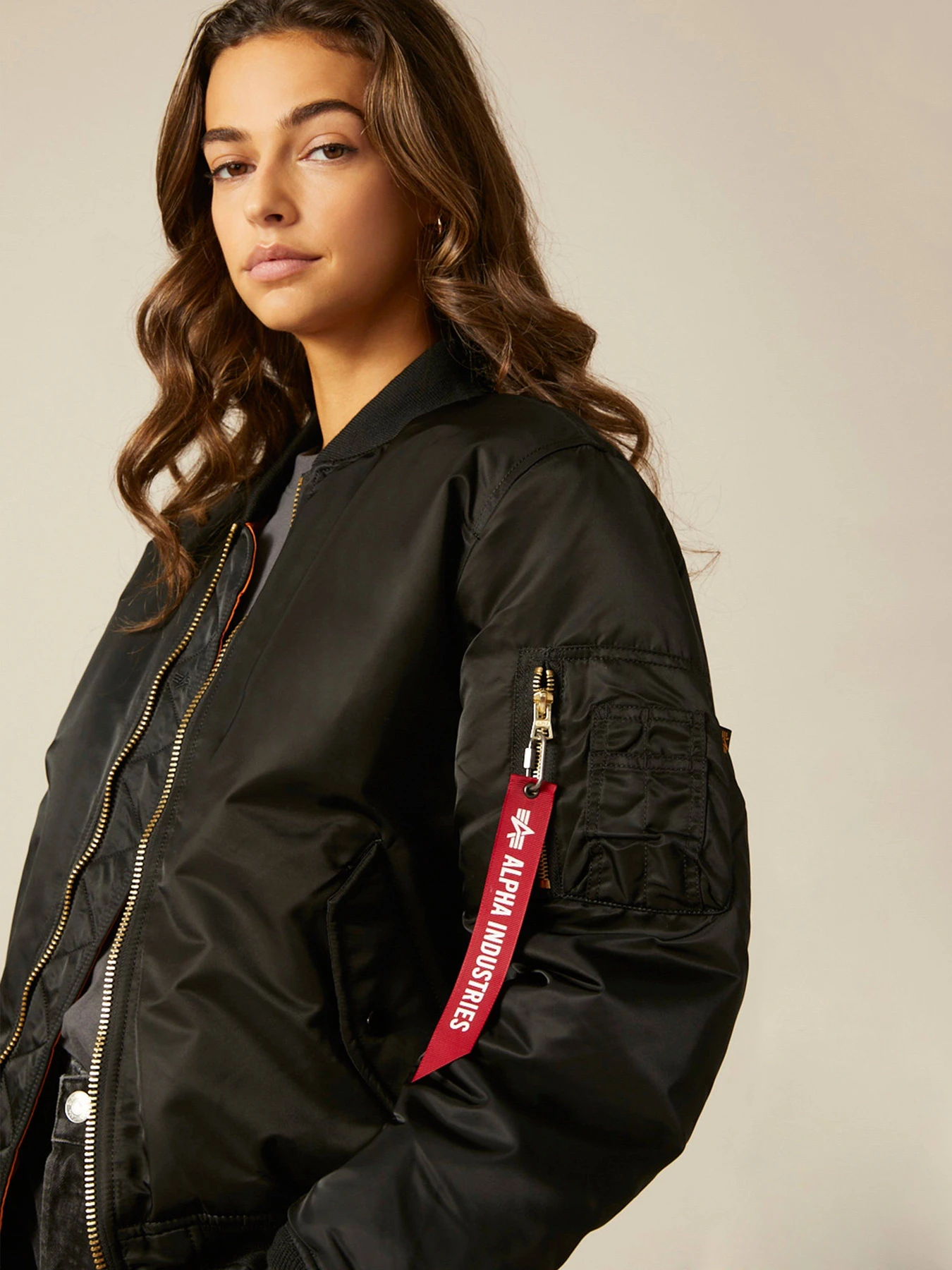 Куртки и дубленки Alpha Industries Ma-1 модель MJM21000C1_001 Куртки и дубленки Alpha Industries Ma-1 модель MJM21000C1_001 Фото