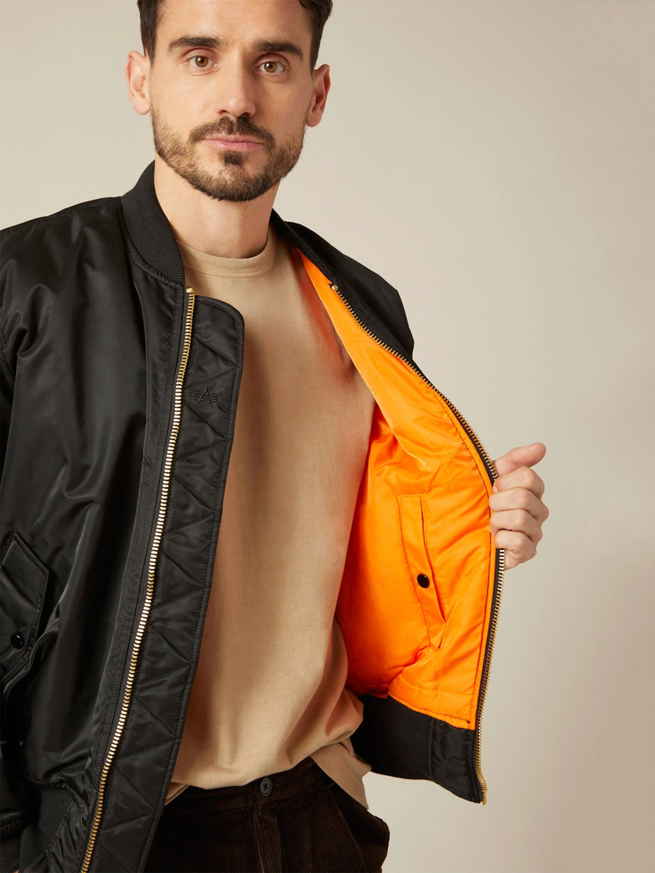 Куртки и дубленки Alpha Industries Ma-1 модель MJM21000C1_001 Куртки и дубленки Alpha Industries Ma-1 модель MJM21000C1_001 Фото