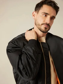 Куртки и дубленки Alpha Industries Ma-1 модель MJM21000C1_001 Фото