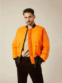 Куртки и дубленки Alpha Industries Ma-1 модель MJM21000C1_001 Фото