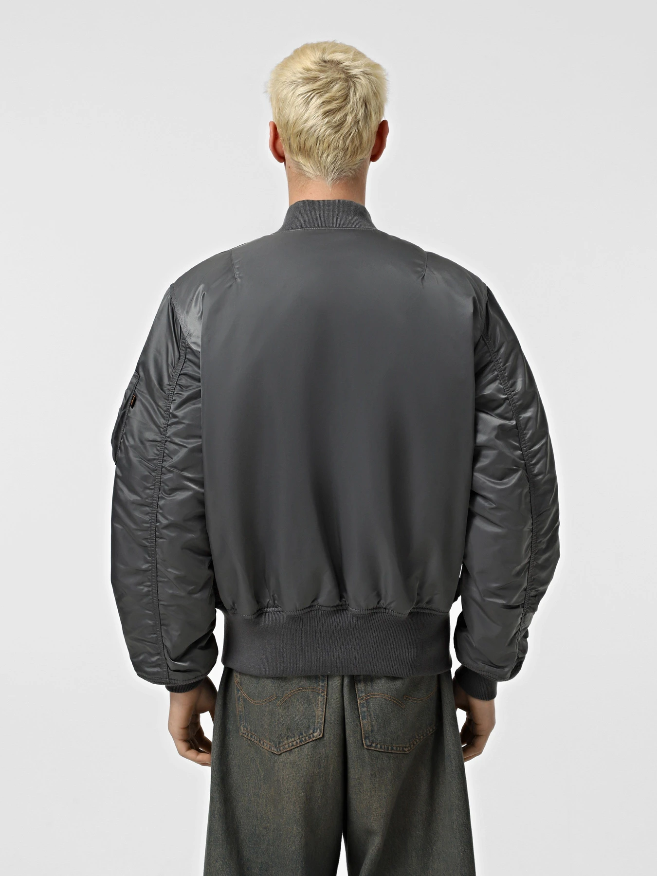 Куртки та дублянки Alpha Industries Ma-1 модель MJM21000C1_022 Куртки та дублянки Alpha Industries Ma-1 модель MJM21000C1_022 Фото
