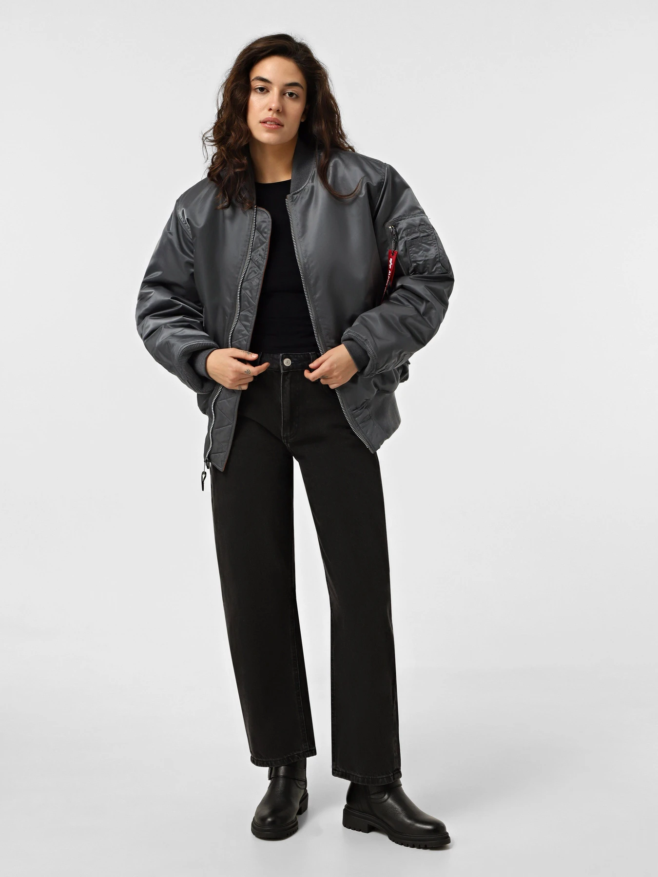 Куртки та дублянки Alpha Industries Ma-1 модель MJM21000C1_022 Куртки та дублянки Alpha Industries Ma-1 модель MJM21000C1_022 Фото