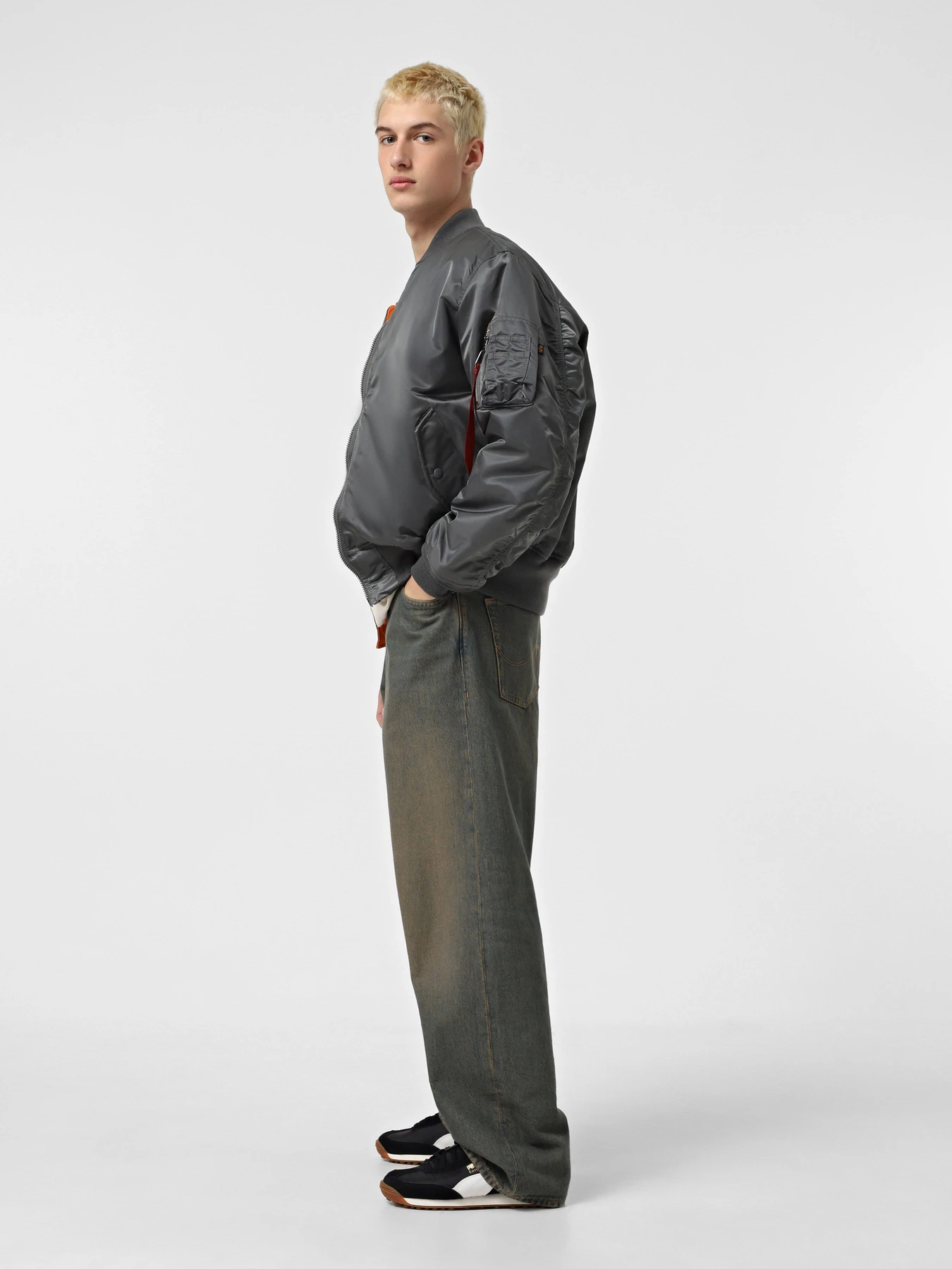 Куртки та дублянки Alpha Industries Ma-1 модель MJM21000C1_022 Куртки та дублянки Alpha Industries Ma-1 модель MJM21000C1_022 Фото