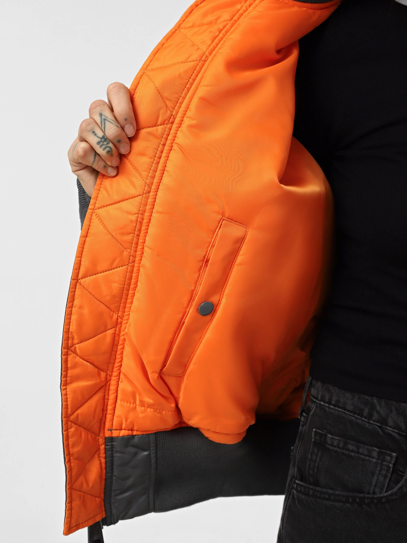 Куртки та дублянки Alpha Industries Ma-1 модель MJM21000C1_022 Куртки та дублянки Alpha Industries Ma-1 модель MJM21000C1_022 Фото