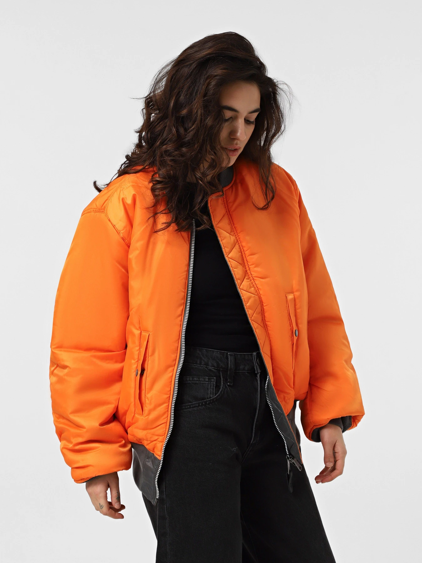 Куртки та дублянки Alpha Industries Ma-1 модель MJM21000C1_022 Куртки та дублянки Alpha Industries Ma-1 модель MJM21000C1_022 Фото