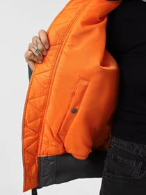 Куртки та дублянки Alpha Industries Ma-1 модель MJM21000C1_022 Фото