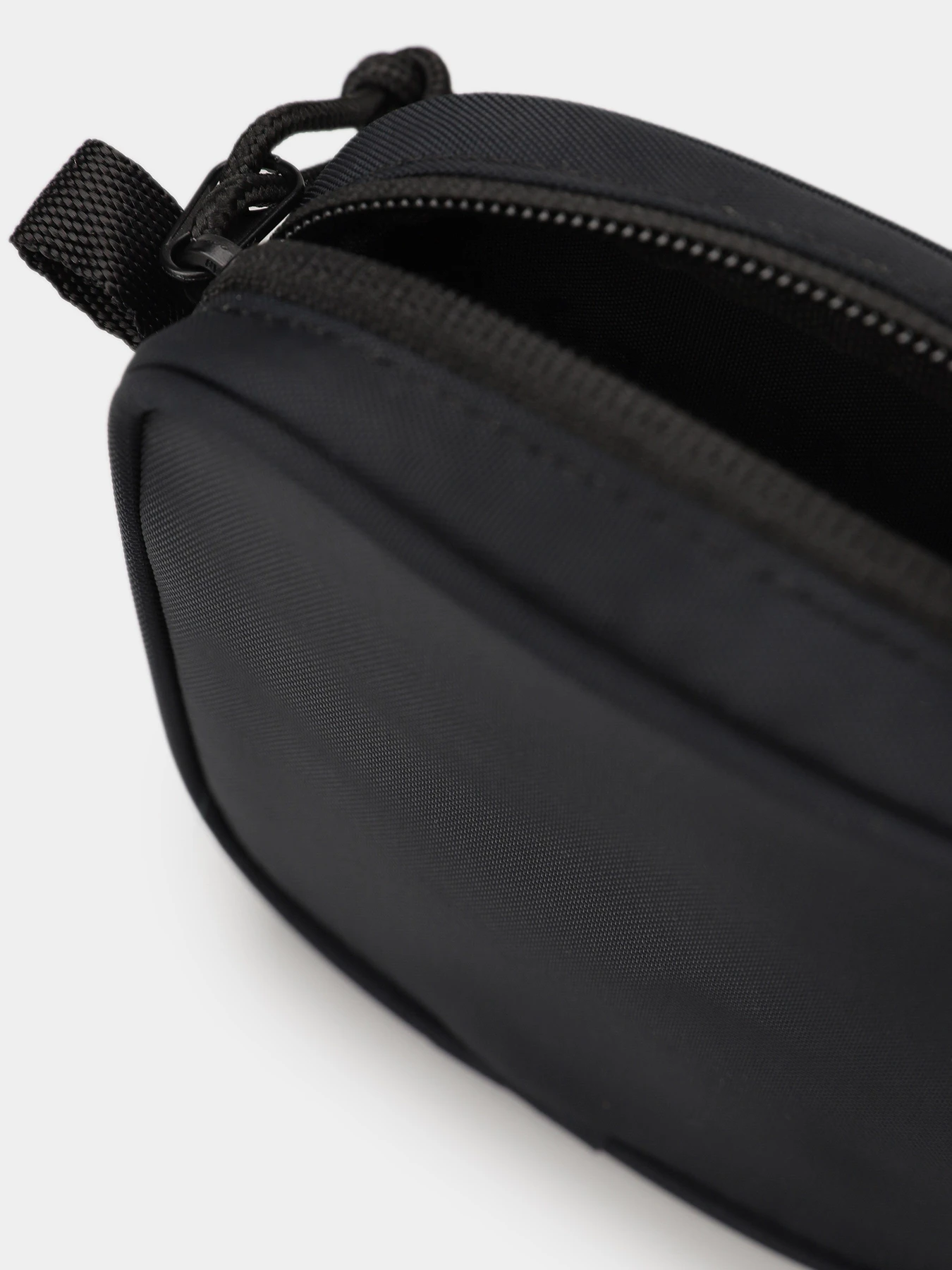 Сумки CONVERSE FLOATING POCKET POUCH модель 10027679-001 Сумки CONVERSE FLOATING POCKET POUCH модель 10027679-001 Фото