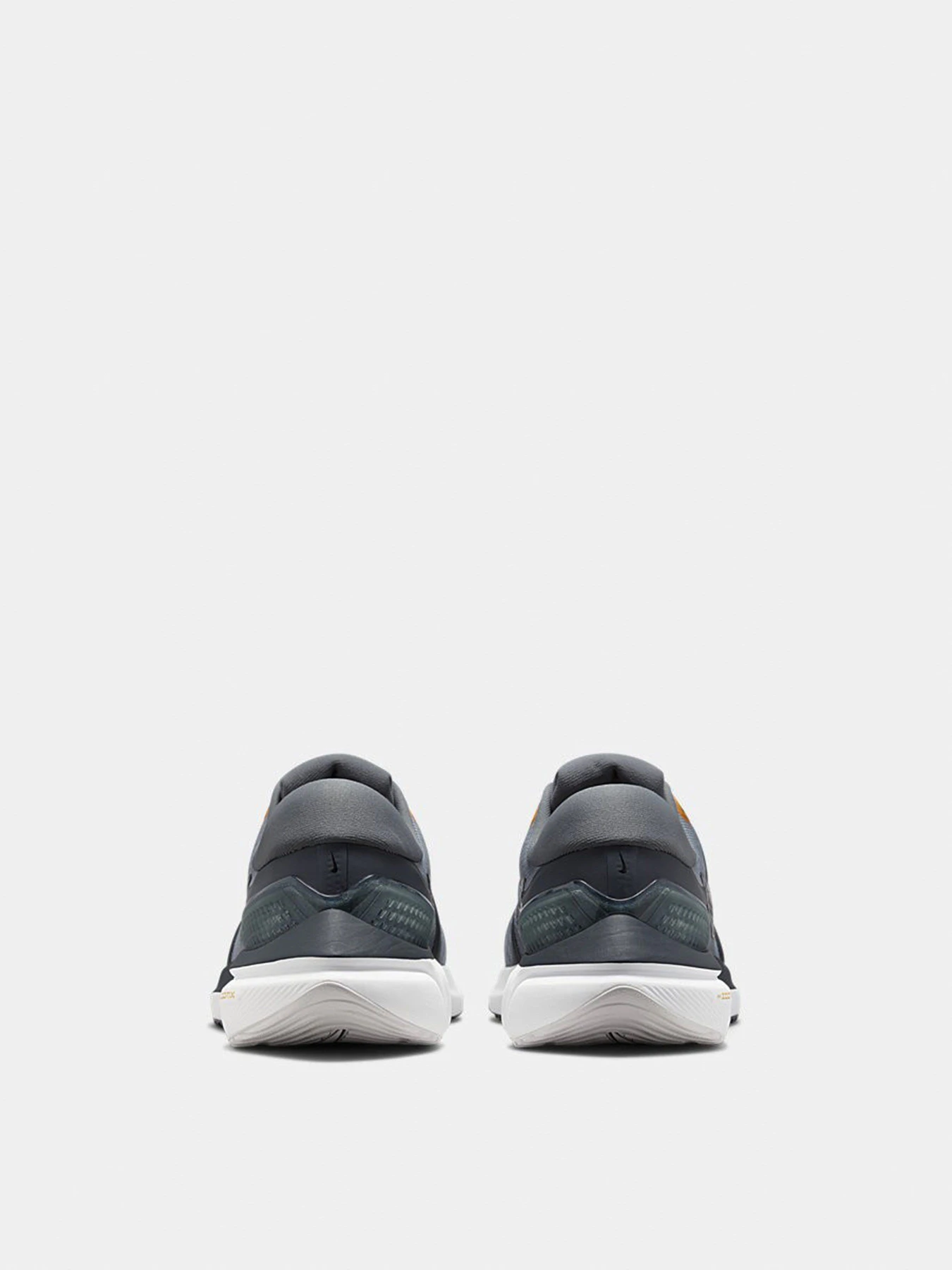 Кроссовки NIKE Air Zoom Vomero 16 модель DA7245-005 Кроссовки NIKE Air Zoom Vomero 16 модель DA7245-005 Фото