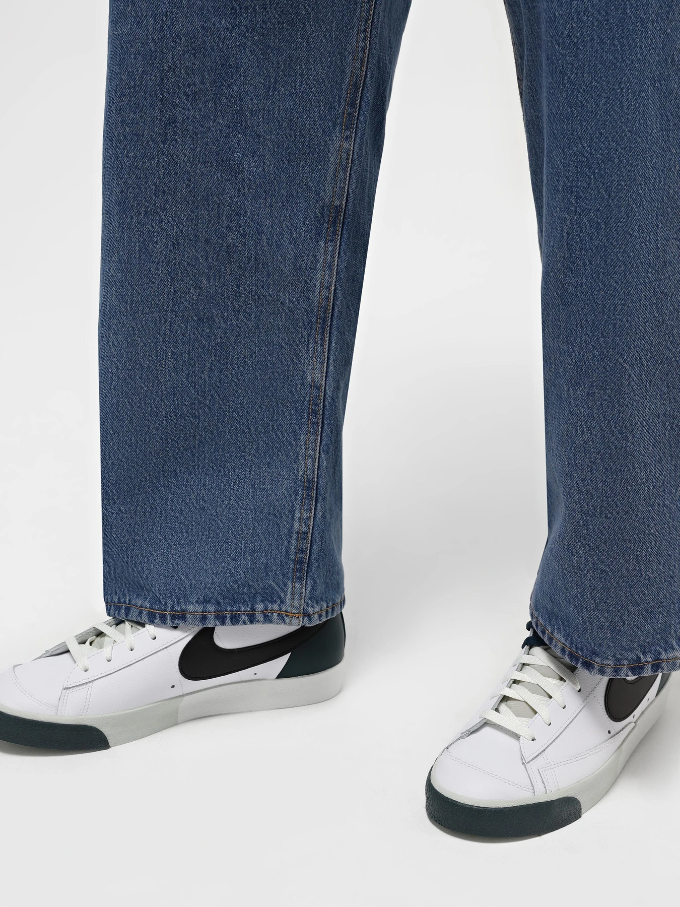 Кеды NIKE Blazer Mid 77 Premium модель FB8889-100 Кеды NIKE Blazer Mid 77 Premium модель FB8889-100 Фото