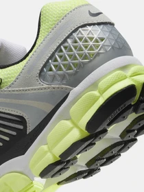 Кросівки NIKE ZOOM VOMERO 5 модель FB9149-701 Фото