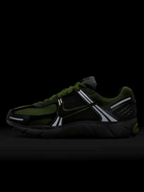 Кросівки NIKE ZOOM VOMERO 5 модель FB9149-701 Фото