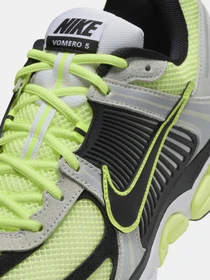 Кросівки NIKE ZOOM VOMERO 5 модель FB9149-701 Фото