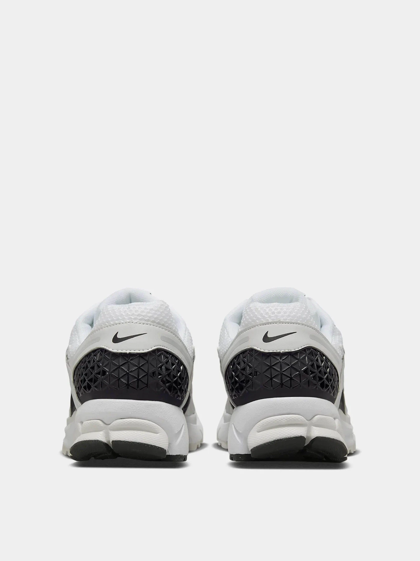 Кроссовки NIKE ZOOM VOMERO 5 модель FB9149-101 Фото
