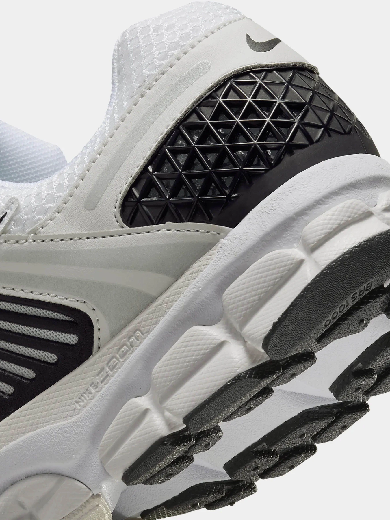 Кроссовки NIKE ZOOM VOMERO 5 модель FB9149-101 Фото
