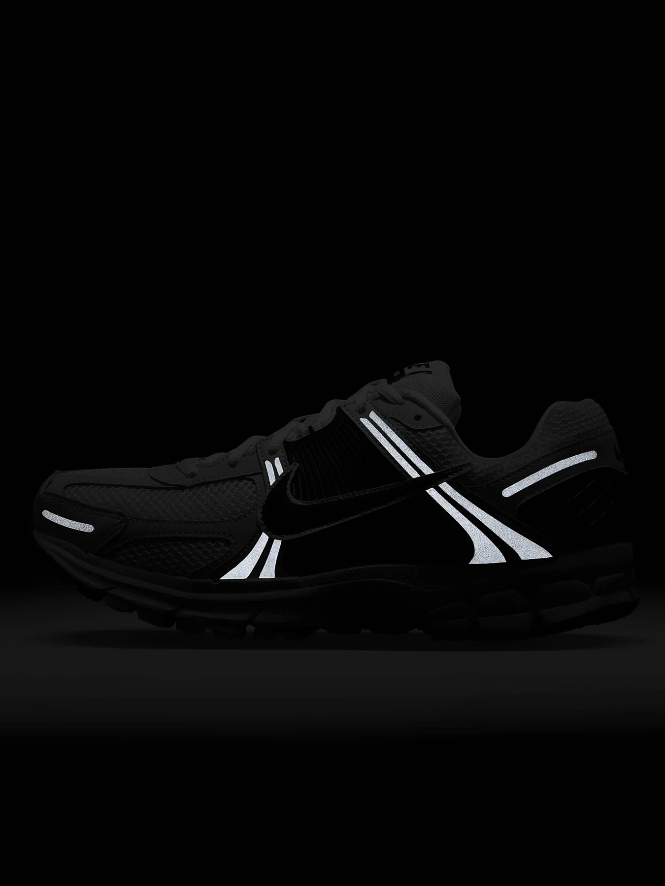 Кроссовки NIKE ZOOM VOMERO 5 модель FB9149-101 Фото