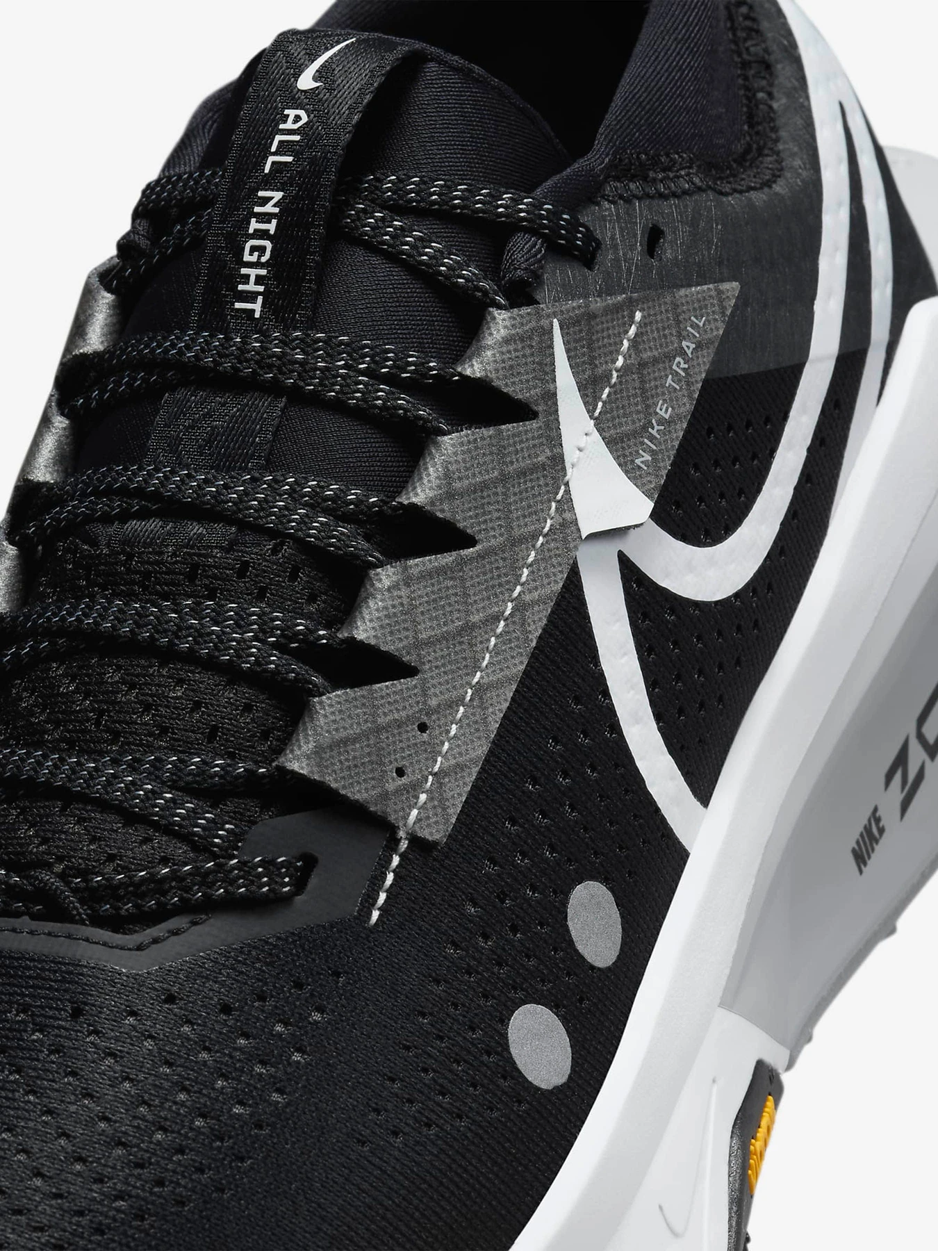 Кросівки NIKE ZEGAMA 2 модель FD5190-001 Фото
