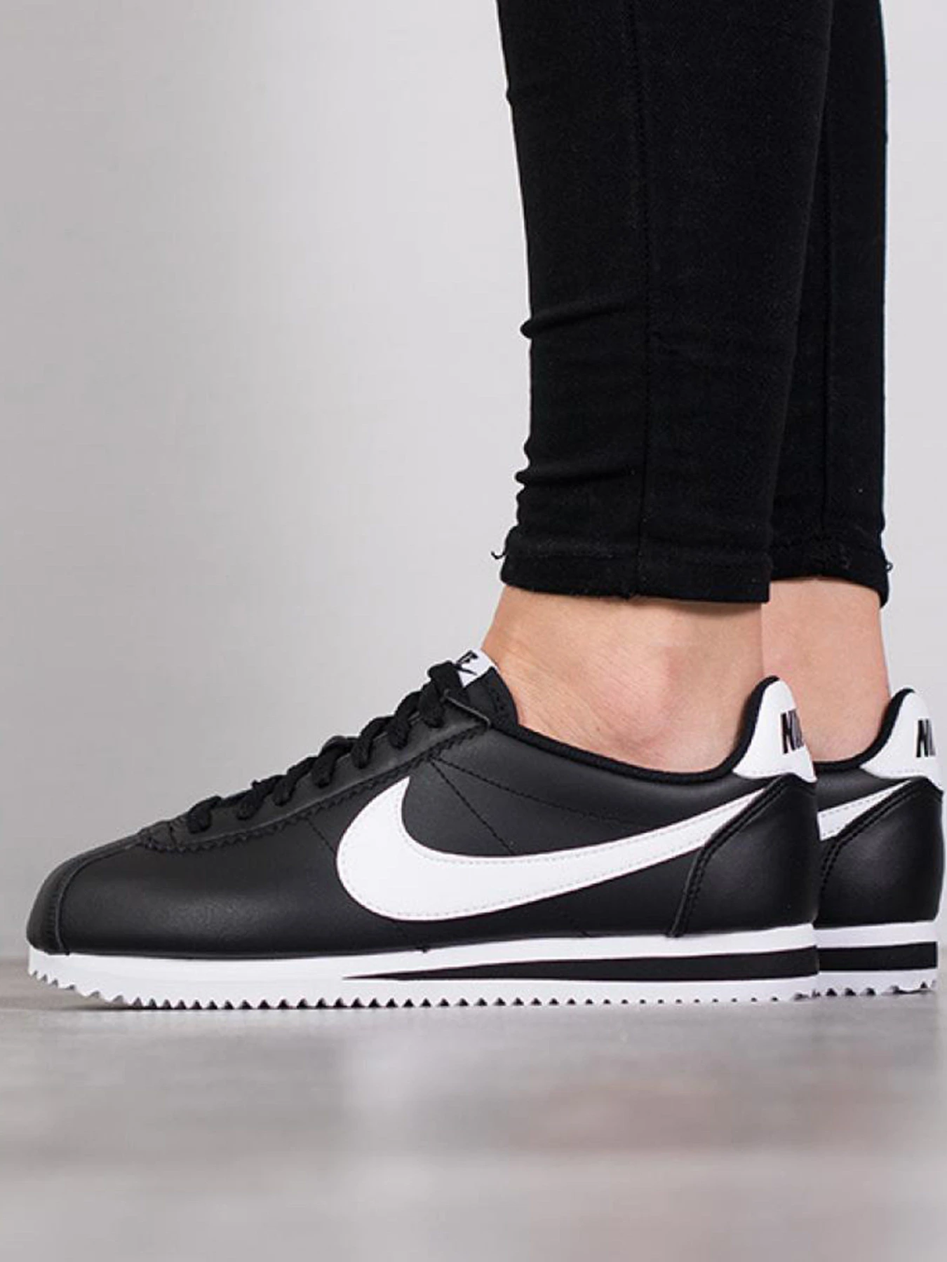 Кроссовки NIKE CLASSIC CORTEZ LEATHER модель 807471-010 Кроссовки NIKE CLASSIC CORTEZ LEATHER модель 807471-010 Фото