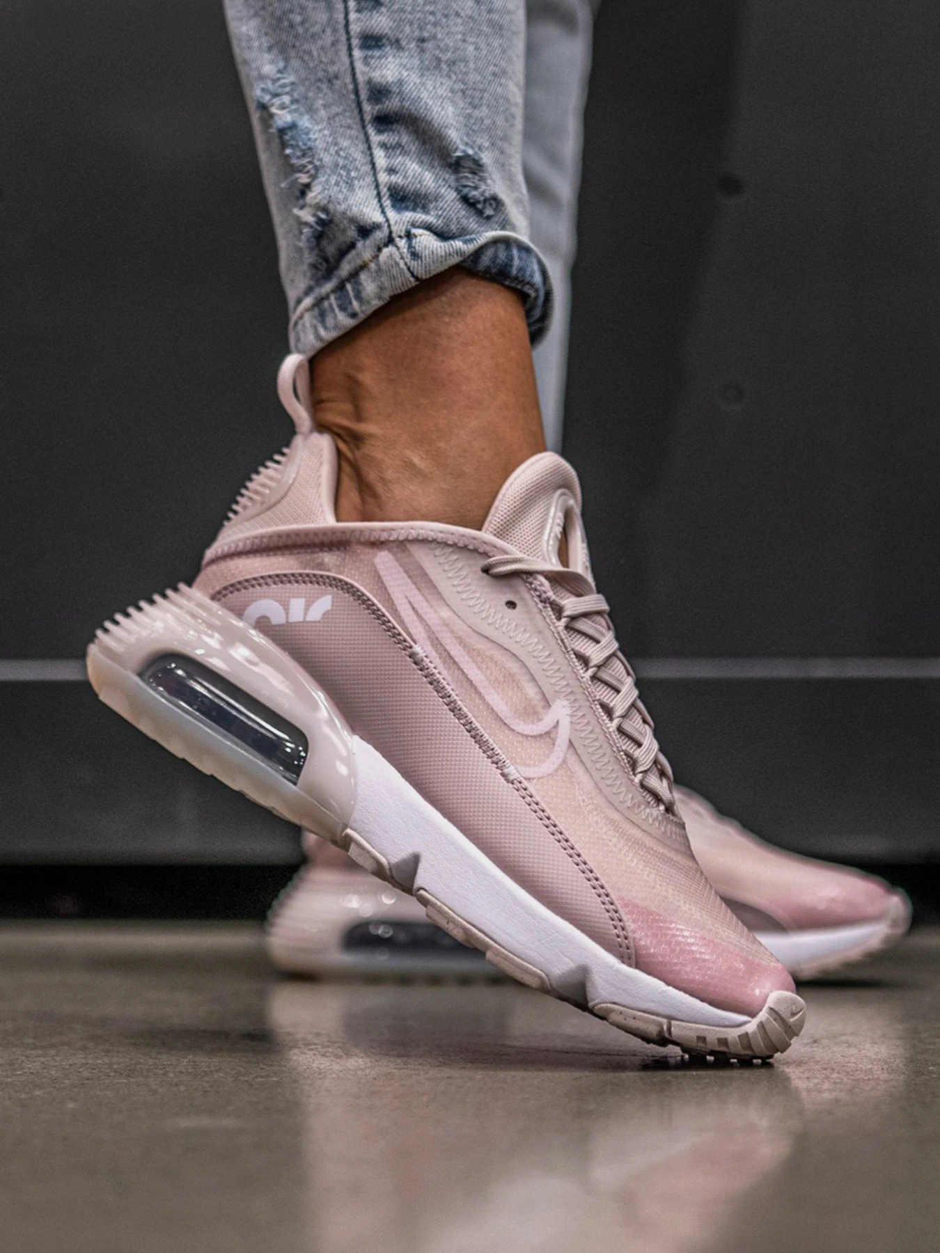 Кроссовки NIKE Air Max 2090 модель CT1290-600 Кроссовки NIKE Air Max 2090 модель CT1290-600 Фото
