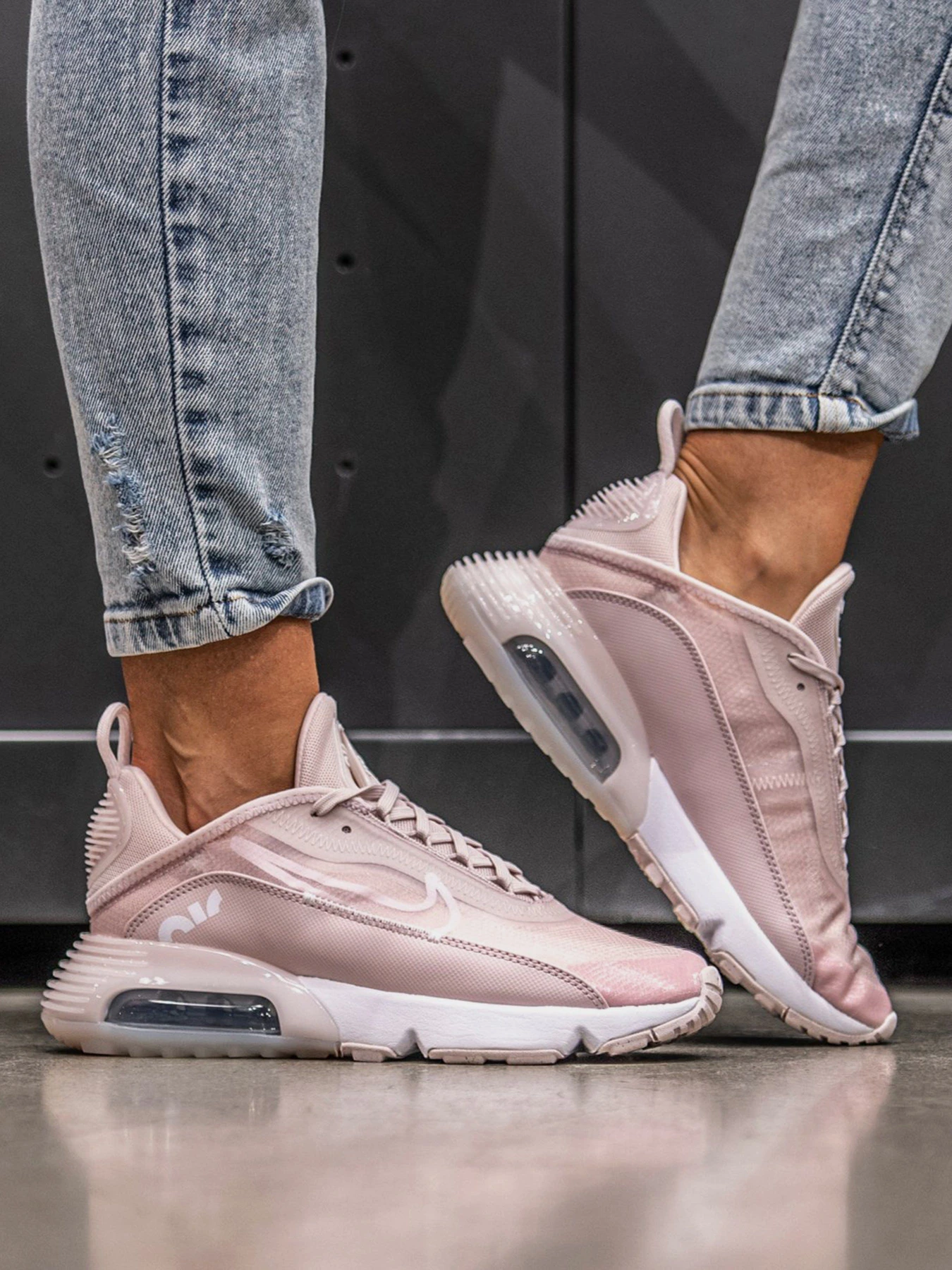 Кроссовки NIKE Air Max 2090 модель CT1290-600 Кроссовки NIKE Air Max 2090 модель CT1290-600 Фото