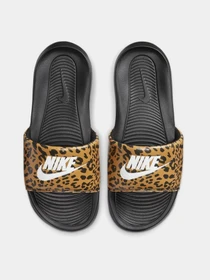 Шльопанці NIKE Victori One Slide Print модель CN9676-700 Фото