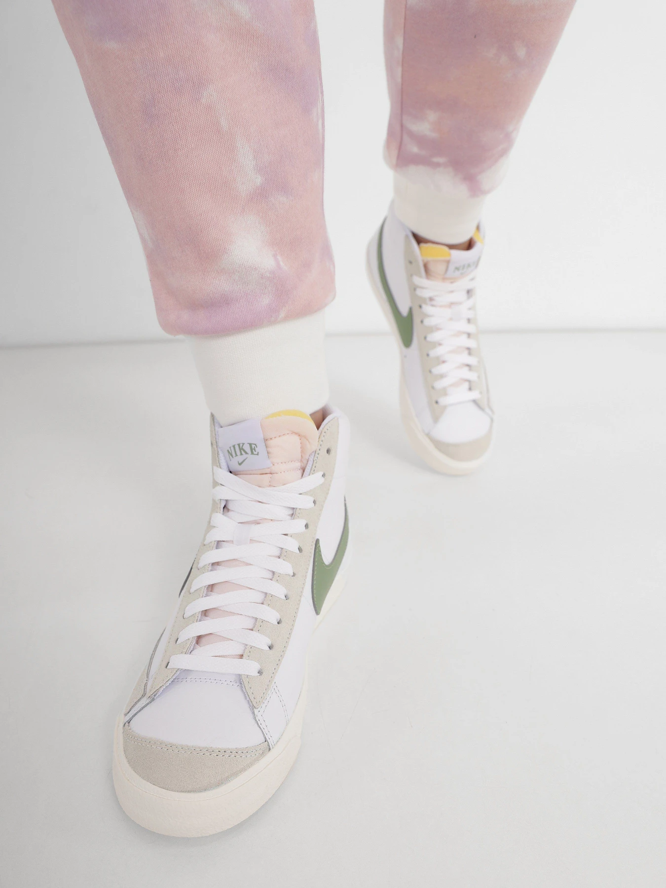 Кеды NIKE Blazer Mid '77 модель FJ4740-100 Кеды NIKE Blazer Mid '77 модель FJ4740-100 Фото