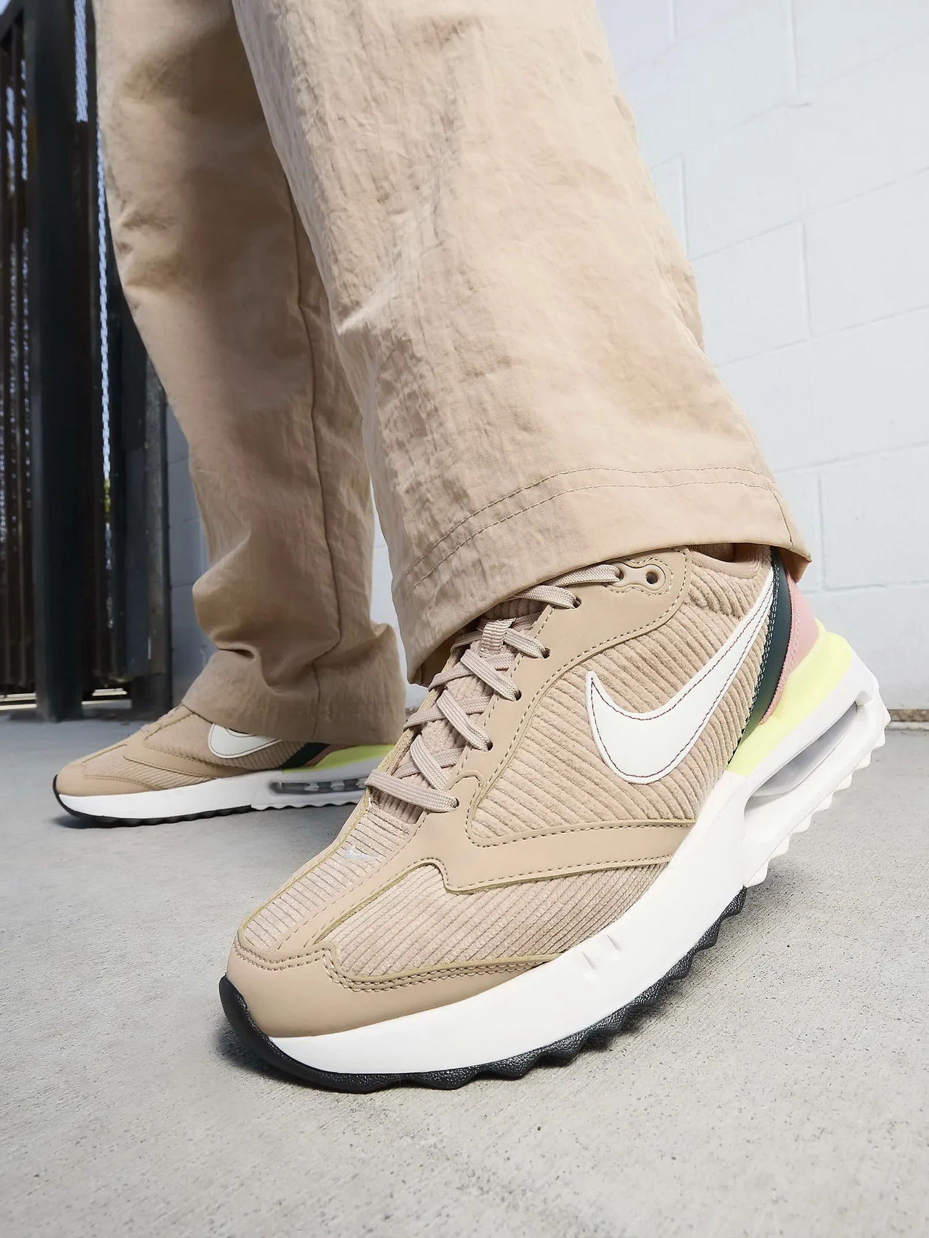 Кроссовки NIKE Air Max Dawn SE модель FB8456-200 Кроссовки NIKE Air Max Dawn SE модель FB8456-200 Фото