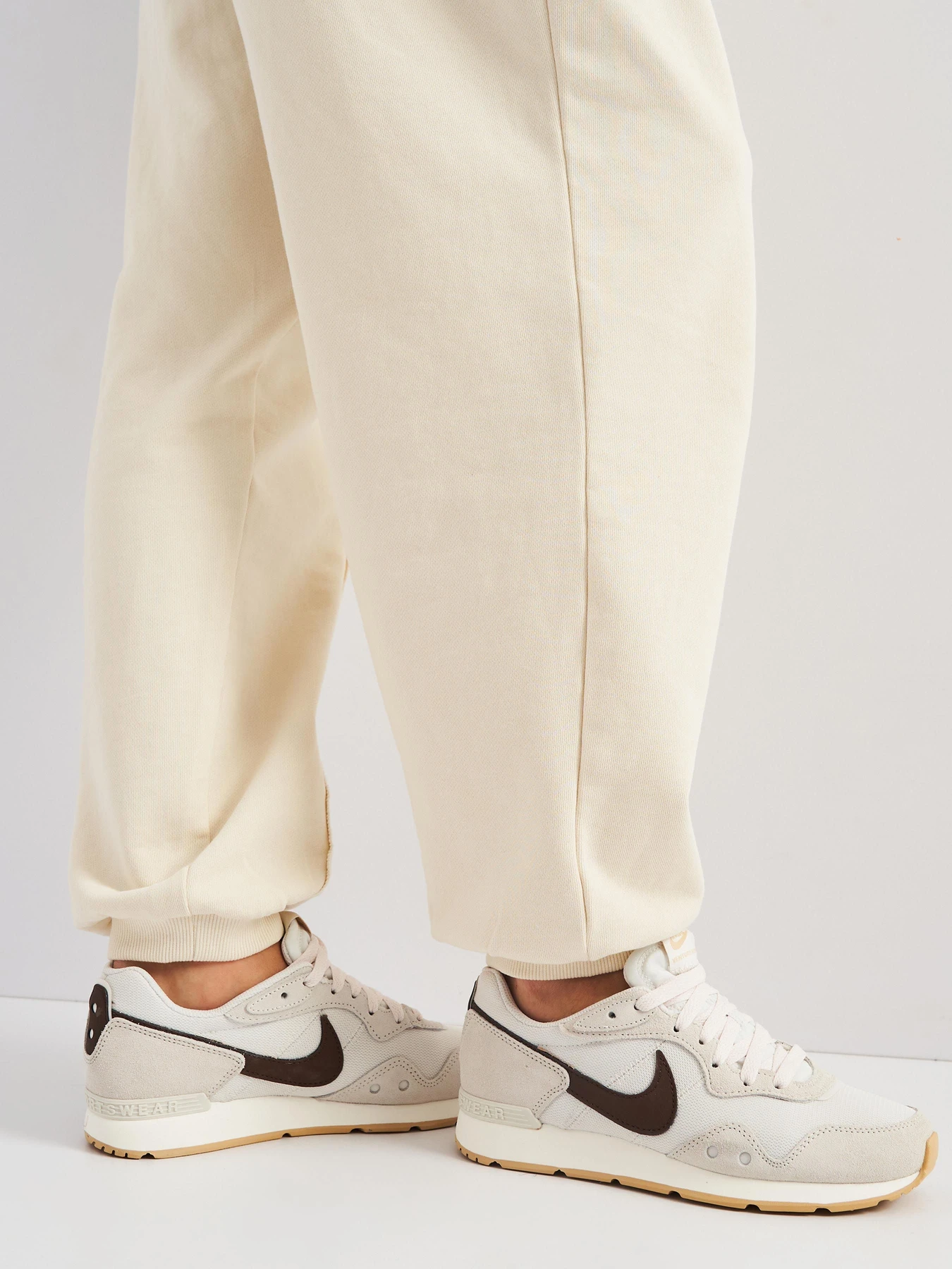 Кросівки NIKE VENTURE RUNNER модель CK2948-007 Фото