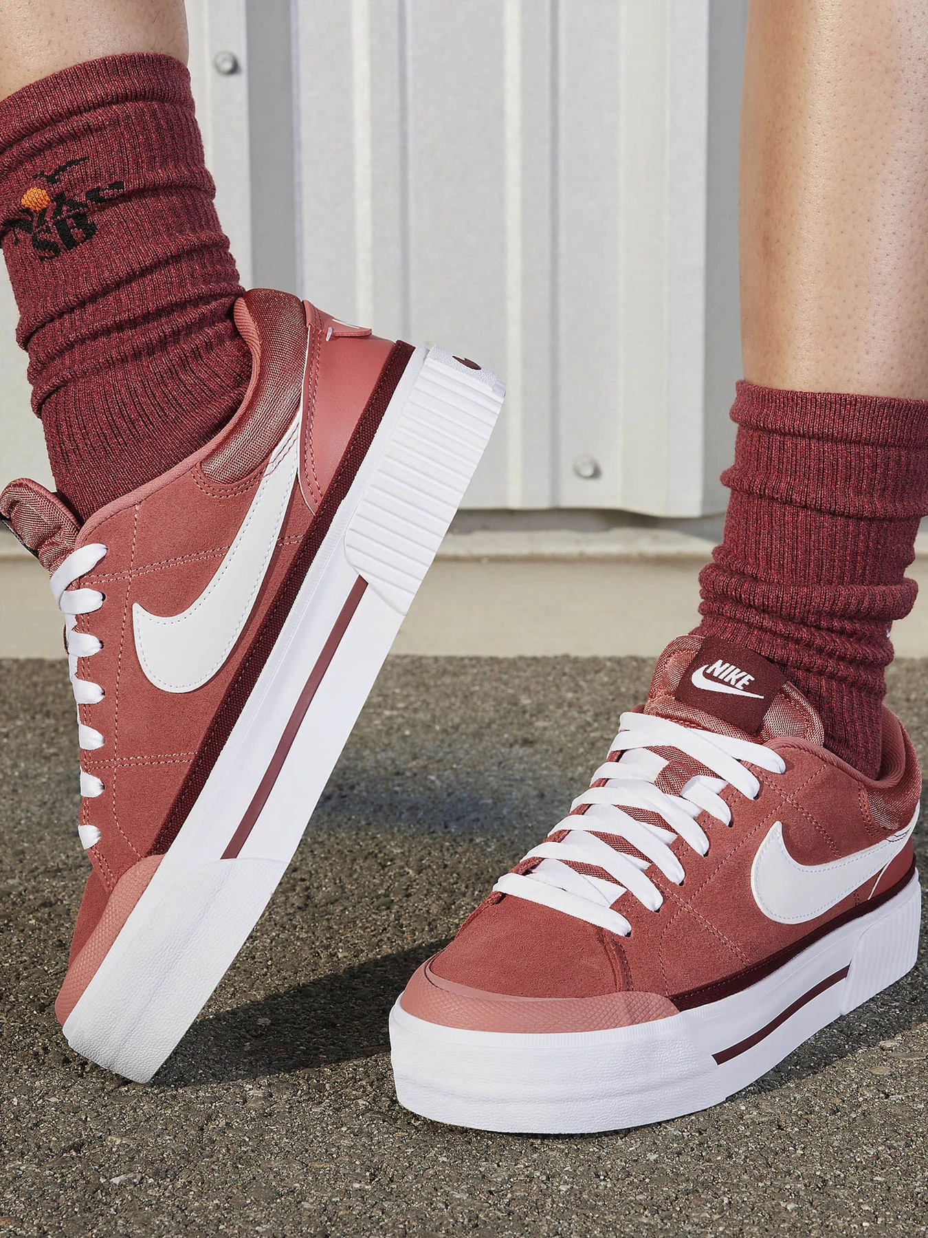 Кеды NIKE COURT LEGACY LIFT модель FJ1986-600 Кеды NIKE COURT LEGACY LIFT модель FJ1986-600 Фото
