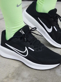 Кросівки NIKE DOWNSHIFTER 13 модель FD6476-001 Фото
