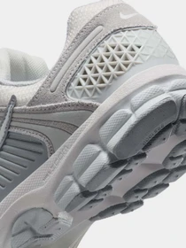 Кросівки NIKE ZOOM VOMERO 5 модель HQ0458-001 Фото