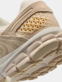 Кросівки NIKE ZOOM VOMERO 5 модель HQ0458-200 Фото