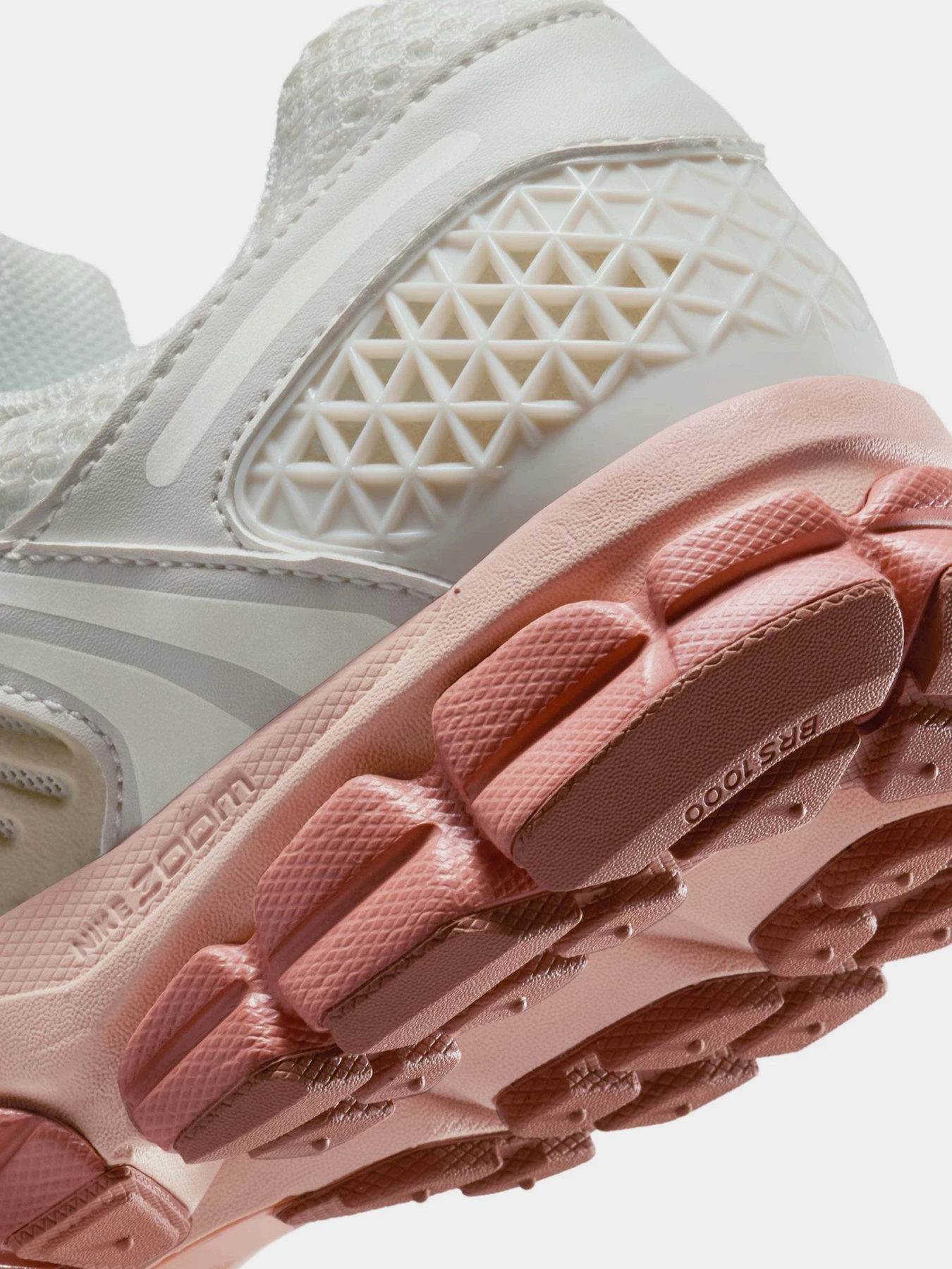 Кросівки NIKE ZOOM VOMERO 5 модель FJ2028-002 Фото
